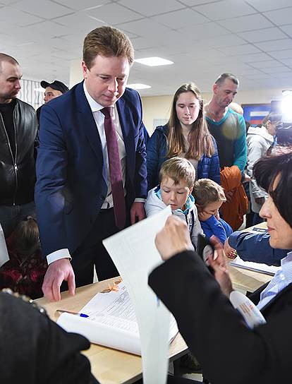 Губернатор Севастополя Дмитрий Овсянников во время голосования