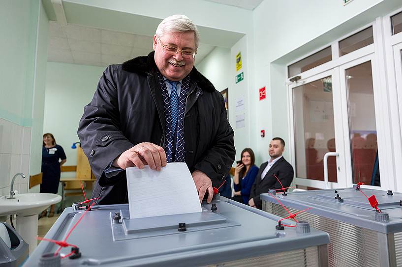 Губернатор Томской области Сергей Жвачкин во время голосования