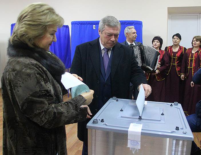 Губернатор Ростовской области Василий Голубев (в центре) во время голосования