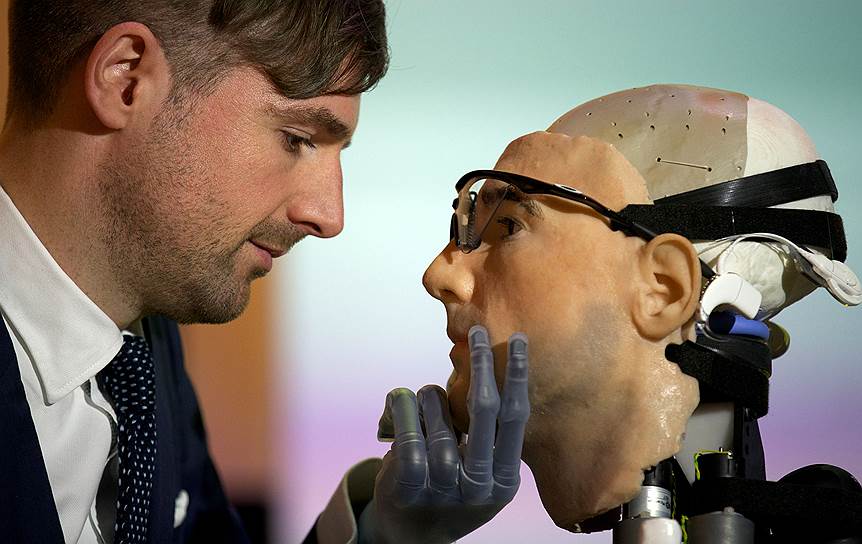 Швейцарский ученый Бертольт Майер позирует со своей копией — первым «бионическим человеком» Рексом, на 70% состоящим из искусственных органов, на презентации в феврале 2013 года в Science Museum в Лондоне. Робота по имени REX, произведенного компанией Shadow Robot, роднит с ученым также искусственная левая рука