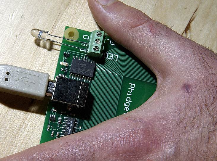 Еще в 2006 году Майки Эклар (его рука на фото) продемонстрировал в Нью-Йорке, как подкожные RFID-устройства помогают разрабатывать компьютерные приложения