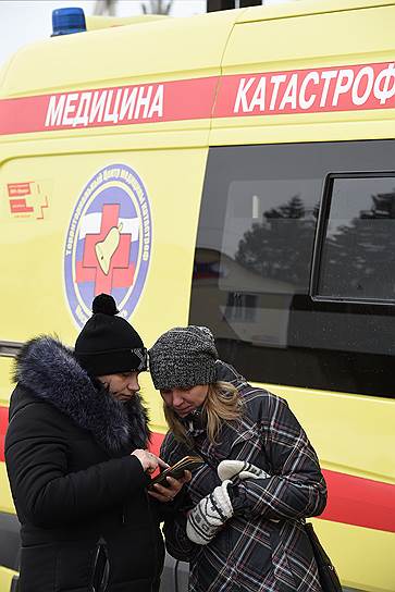 Участники митинга в Волоколамске у здания Центральной районной больницы, куда были госпитализированы дети с диагнозом «отравление»
