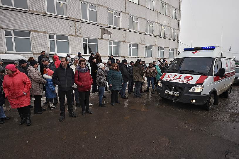 Участники митинга в Волоколамске у здания Центральной районной больницы