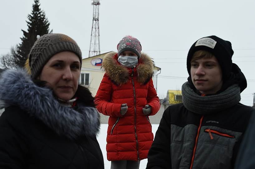 Жители Волоколамского района, вышедшие на митинг в связи с массовым отравлением школьников