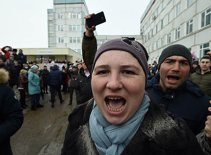 Жители Волоколамского района, вышедшие на митинг после сообщений об отравлении школьников