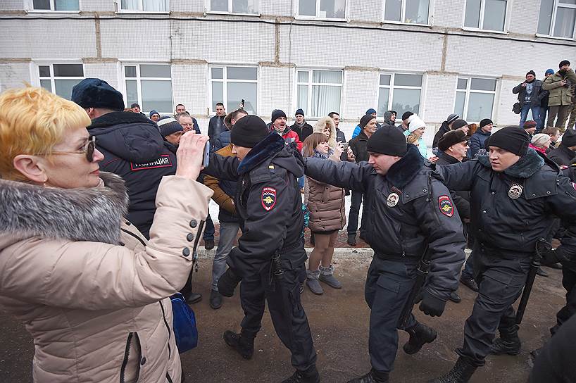 Сотрудники полиции и участники митинга у здания Центральной районной больницы в Волоколамске