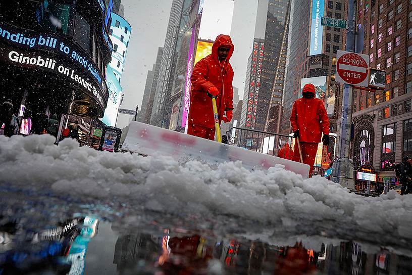 Нью-Йорк, США. Рабочие убирают снег в центре города 