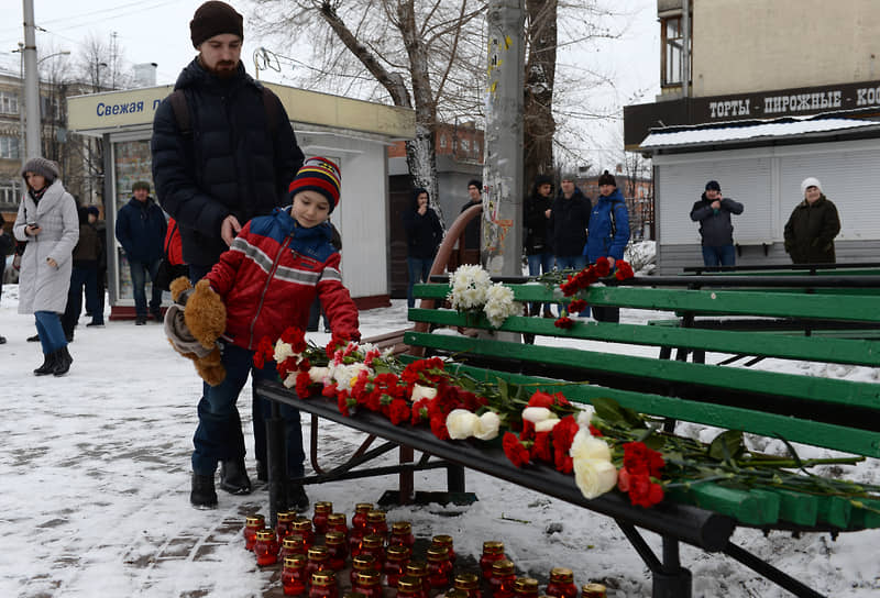 После трагедии люди несли цветы, свечи и мягкие игрушки к зданию торгового центра