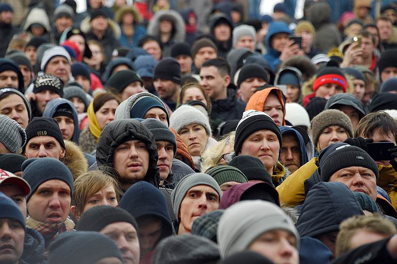 Участники митинга в Кемерово