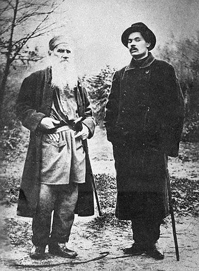 Уже будучи известным писателем, в 1900 году Горький познакомился с Львом Толстым (на фото слева). В этом же время он попробовал себя в драматургии, написав пьесы «Мещане» и «На дне»