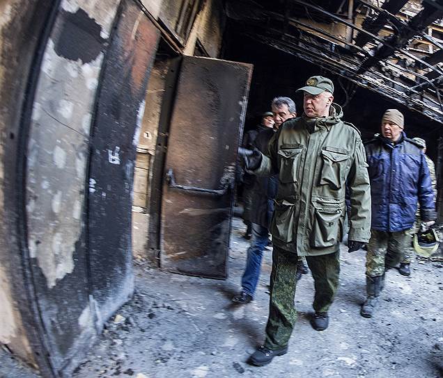 Председатель СКР Александр Бастрыкин (в центре) во время осмотра последствий пожара