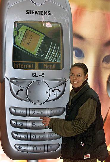В 2002 году вышел Siemens SL45 — первый мобильный телефон со слотом расширения карты памяти. Обновленная версия SL45i также впервые поддерживала технологию Java. На телефон можно было закачивать приложения, в основном игры