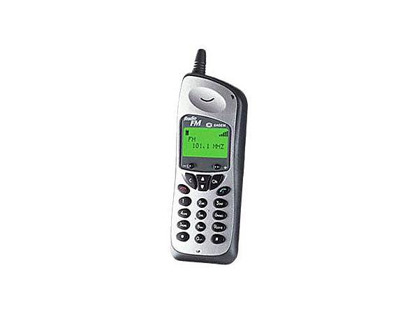 В 1998 году французская компания Sagem презентовала первый телефон с радио — Sagem MC 825FM, а в 1999 году — первый телефон со встроенной системой Т9 — предугадывающей системой набора текста (Sagem MC 850)

