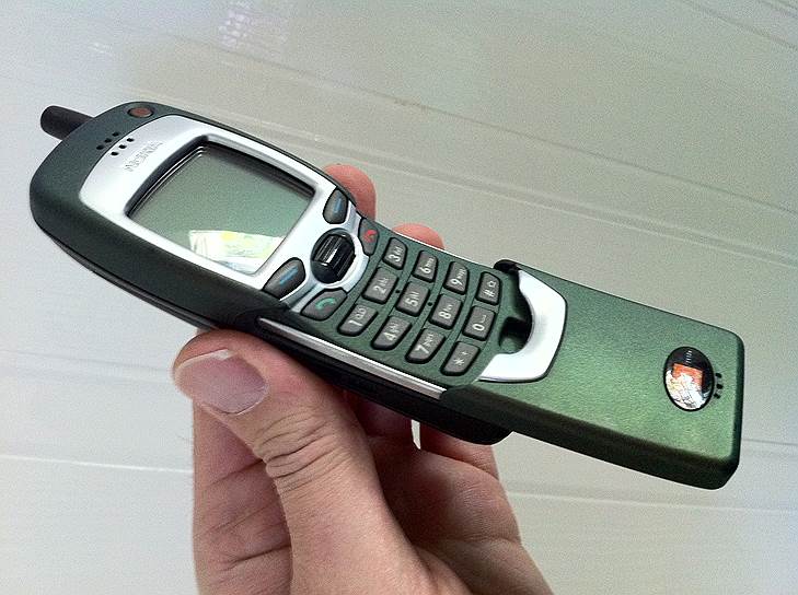 В 1999 году вышел телефон Nokia 7110 — первый телефон с технологией WAP (Wireless Application Protocol), предоставлявшей доступ в интернет. Он был в форме слайдера, который при открытии отвечал на звонок, а при закрытии завершал его. Это был первый телефон на мобильной операционной системе Series 40, ставшей позже основной для телефонов Nokia