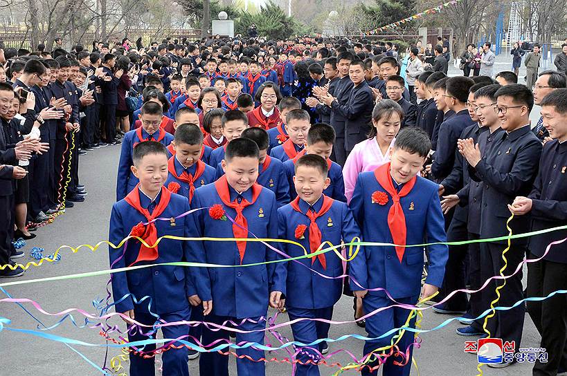 Пхеньян, КНДР. Школьники принимают участие в церемонии открытия новой школы