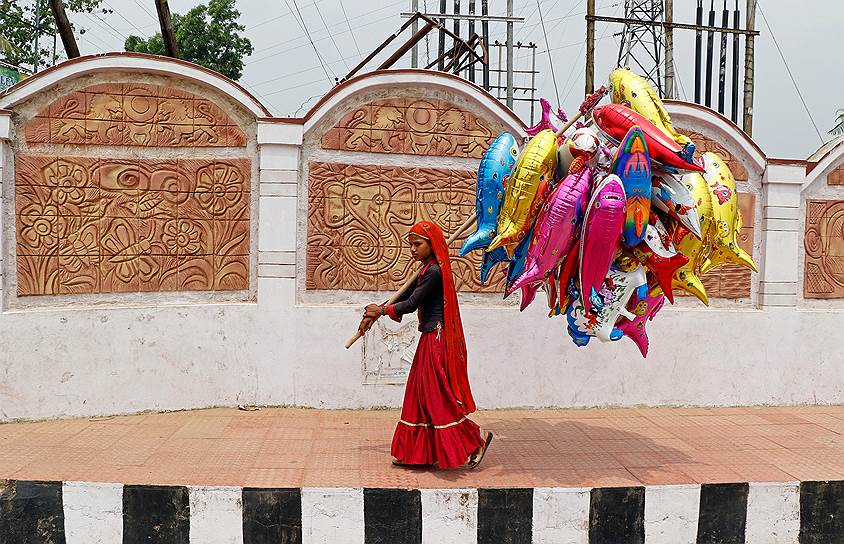 Агартала, Индия. Местная жительница продает воздушные шары