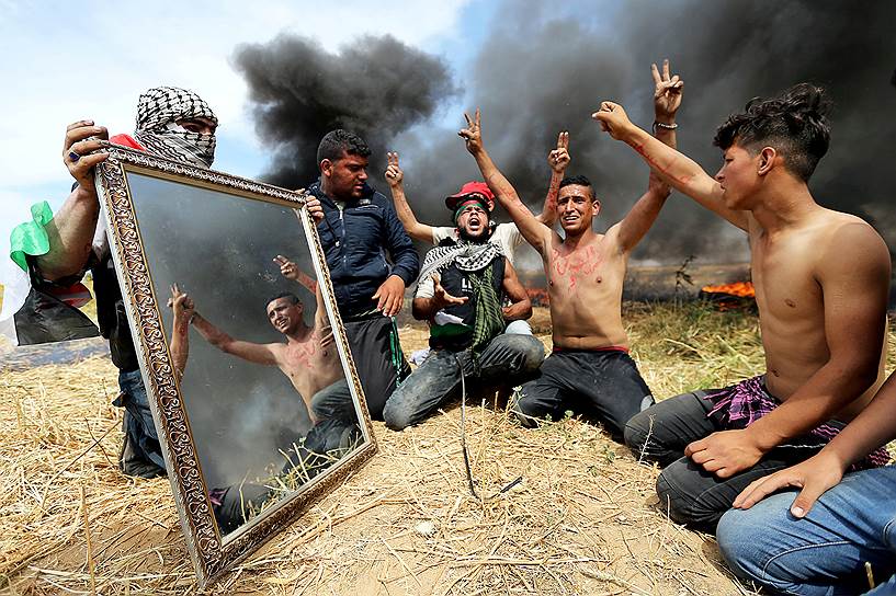 Сектор Газа. Палестинские протестующие около зеркала 