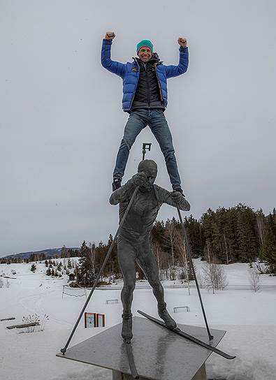 Симостранда, Норвегия. Биатлонист Уле Эйнар Бьорндаленн забрался на свою статую после пресс-конференции, на которой объявил о завершении карьеры