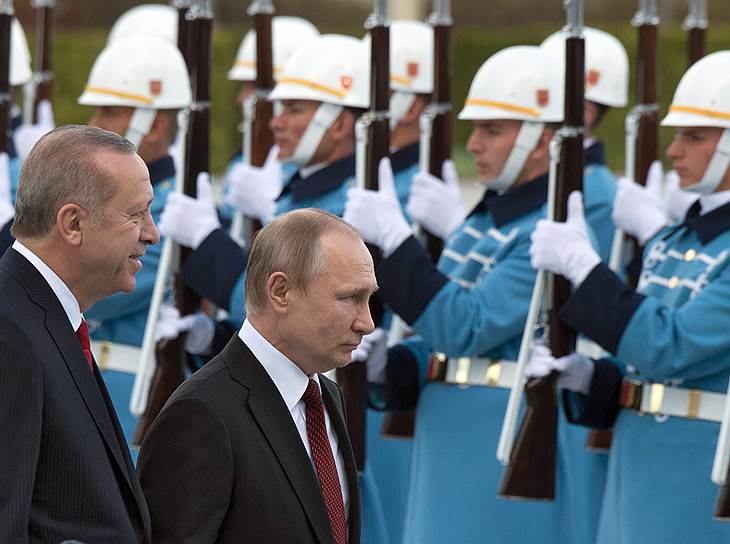 Анкара, Турция. Президенты России и Турции Владимир Путин и Реджеп Тайип Эрдоган (слева) в ходе рабочей поездки российского президента
