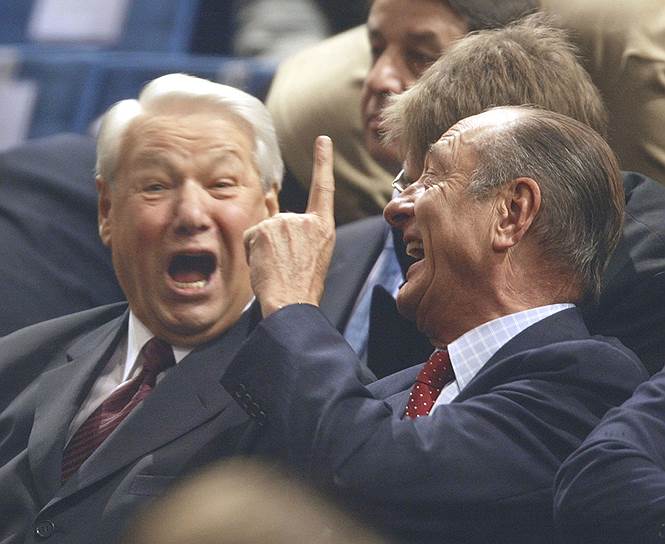 Президенты России Борис Ельцин (слева) и Франции Жак Ширак на трибуне во время финального теннисного матча Кубка Дэвиса (2002 год)