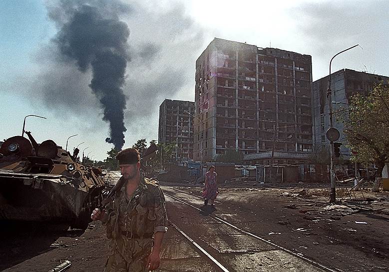 Улица в разрушенном Грозном, 1995 год
