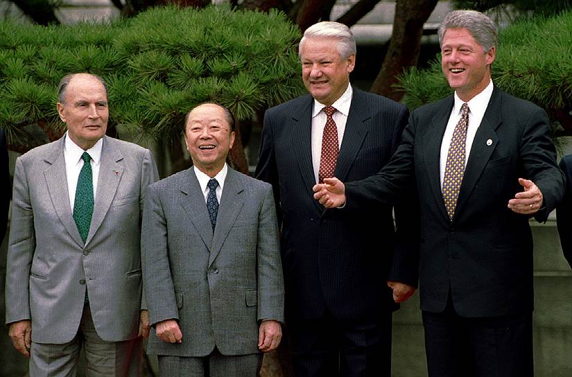 В 1990-е годы Москва стала активно участвовать во встречах «Группы семи», а в 1997-м добилась преобразования элитного клуба в «восьмерку»

На фото: Борис Ельцин и Франсуа Миттеран (слева) с лидерами США и Японии Биллом Клинтоном (справа) и Киити Миядзавой (второй слева)