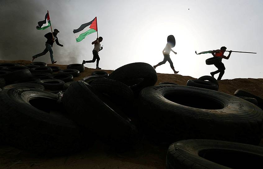 Сектор Газа. Палестинские протестующие убегают от израильских военных 