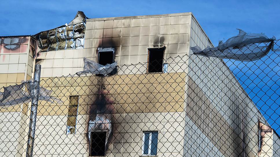 Как обвиняемых в массовой гибели людей при пожаре в Кемерове оставили под стражей