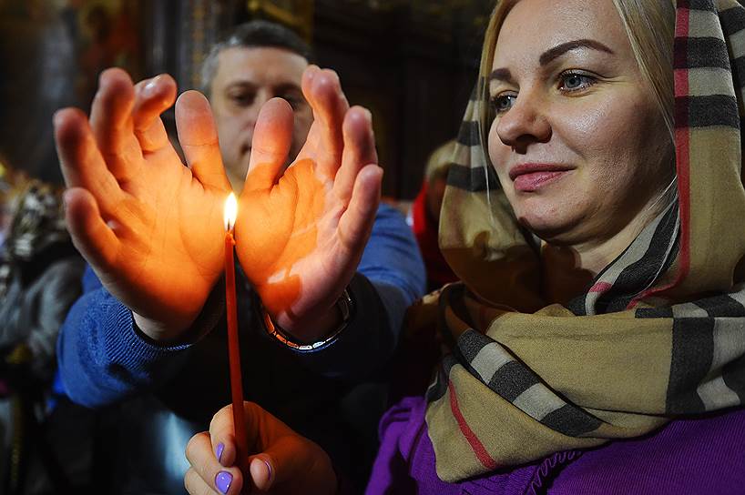 Москва, храм Христа Спасителя. Верующие во время богослужения