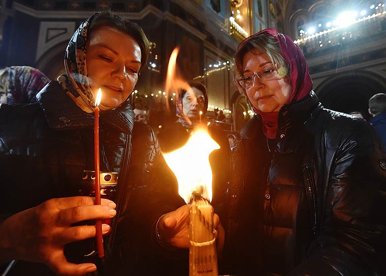 Москва, храм Христа Спасителя. Верующие во время богослужения