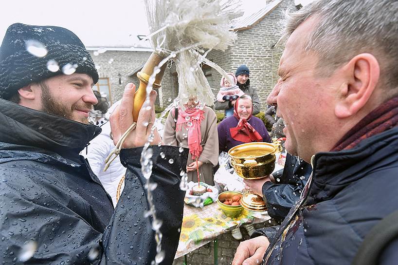 Москва, храм Покрова Пресвятой Богородицы в Ясенево. Чин освящения пасхальных куличей, яиц и пасхи 