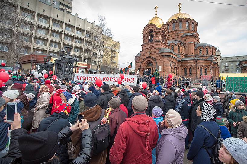 Новосибирск. Освещение пасхальный куличей и традиционный крестный ход