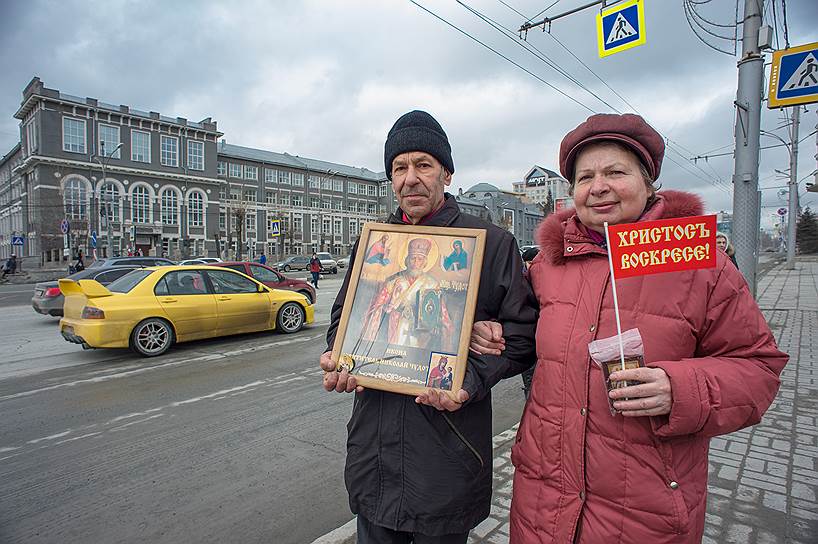 Новосибирск. Освещение пасхальный куличей и традиционный крестный ход