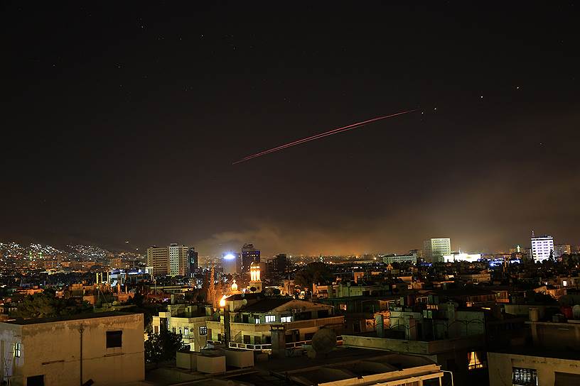 След от ракеты в небе над Дамаском