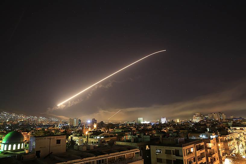 След от ракеты в небе над Дамаском