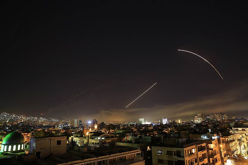 Следы от ракет в небе над Дамаском