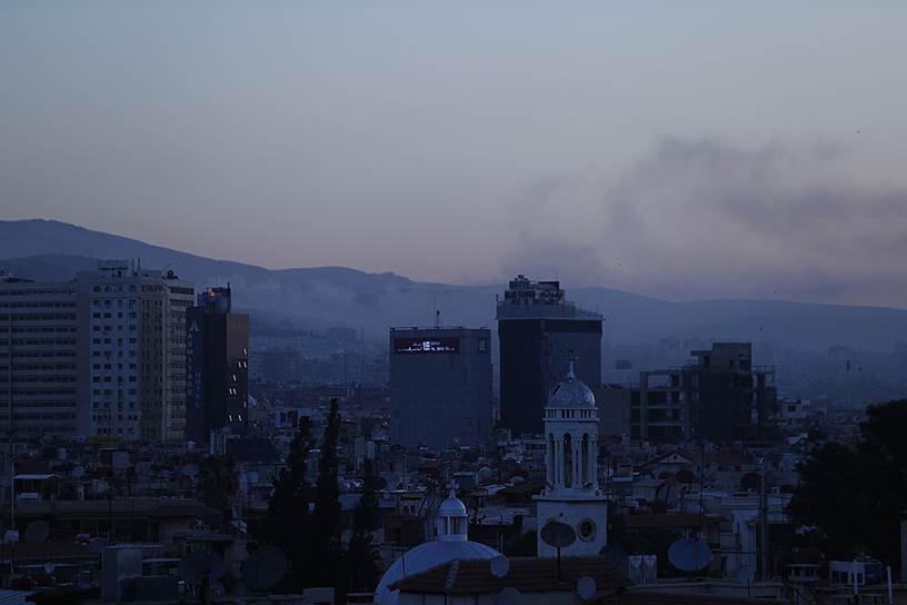 Дым над Дамаском после ракетных ударов