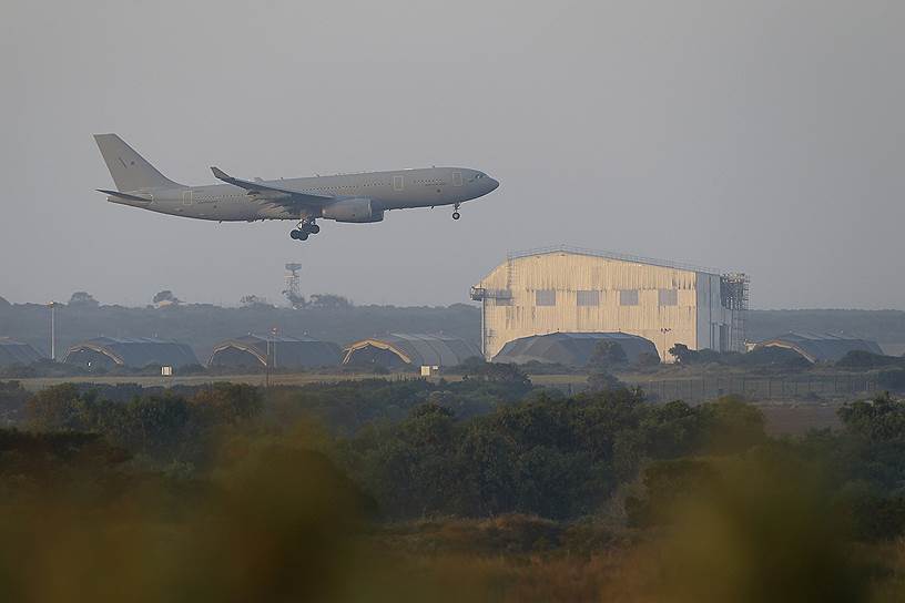 Самолет британских ВВС садится на военной базе на Кипре