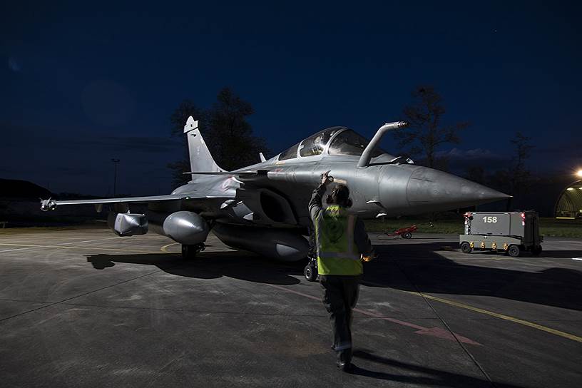 Французский истребитель Dassault Rafale готовится к удару по Сирии