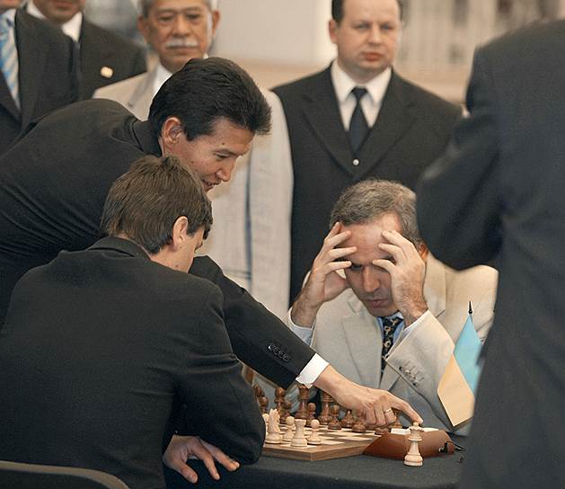 «Слабости характера обычно проявляются во время шахматной партии»&lt;br>В конце 1990-х годов Каспаров организовал тематический сайт «Клуб Каспарова», пытаясь популяризовать шахматы в интернете. В 1999 году под эгидой Microsoft он провел матч против всего мира «Каспаров против мира», выиграв его после 62 ходов, сыгранных за четыре месяца. Соперниками Каспарова стали более 50 тыс. человек из более чем 75 стран&lt;br>
На фото: с президентом ФИДЕ и главой Калмыкии Кирсаном Илюмжиновым в Кремле