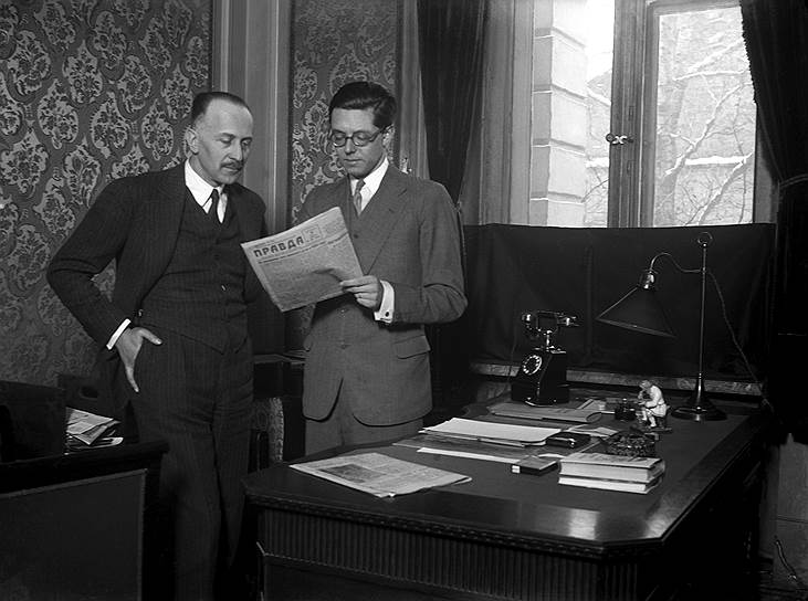 Иностранным правительственным чиновникам и дипломатам оставалось только гадать, сколько в «Правде» реальной информации и сколько дезинформации (на фото — сотрудники германского посольства в Москве, 1933 год)
