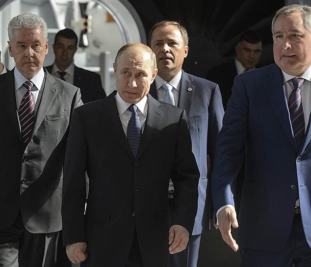 Слева направо: мэр Москвы Сергей Собянин, президент России Владимир Путин, вице-премьер России Дмитрий Рогозин