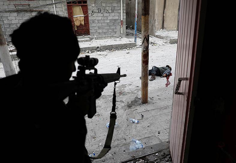 Победитель в номинации «Горячие новости. Одиночный снимок» (3-е место). Иракский военнослужащий после убийства террориста-смертника в Мосуле