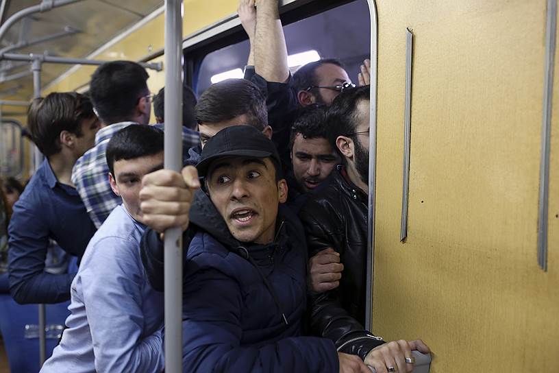 Участники акции гражданского неповиновения блокируют вагон поезда в Ереванском метрополитене