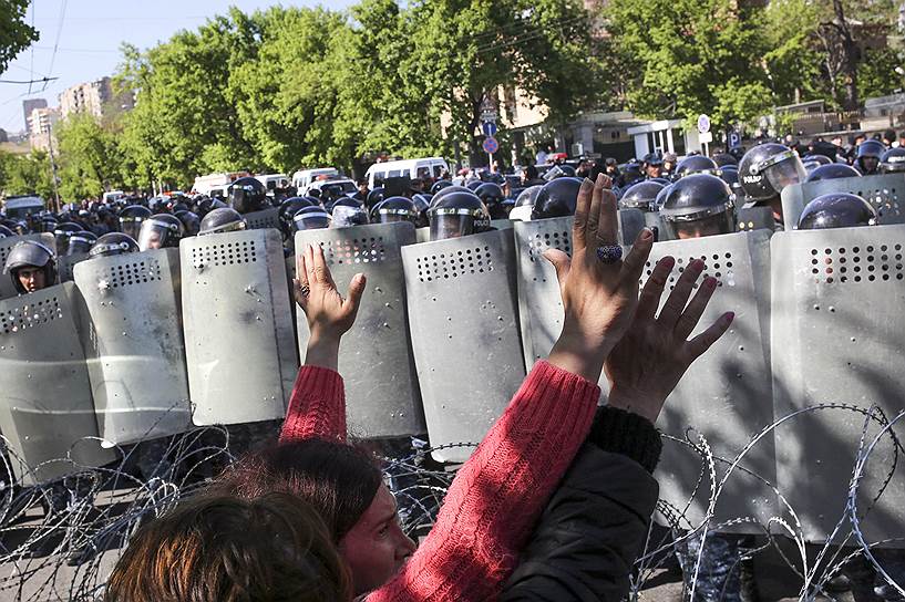 Полицейские блокируют шествие оппозиционеров в Ереване