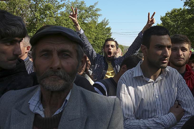 Участники оппозиционного шествия в Ереване