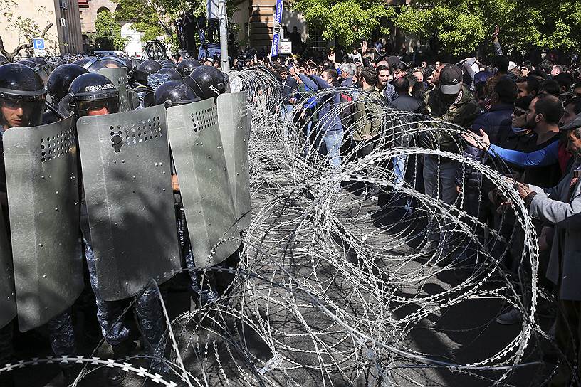 Полиция останавливает шествие оппозиционеров, выступающих против назначения премьер-министром Армении Сержа Саргсяна