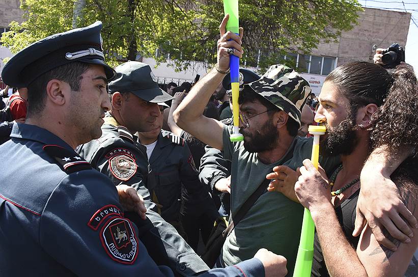 Антиправительственная акция, участники которой протестуют против утверждения на пост премьер-министра страны экс-президента Сержа Саргсяна