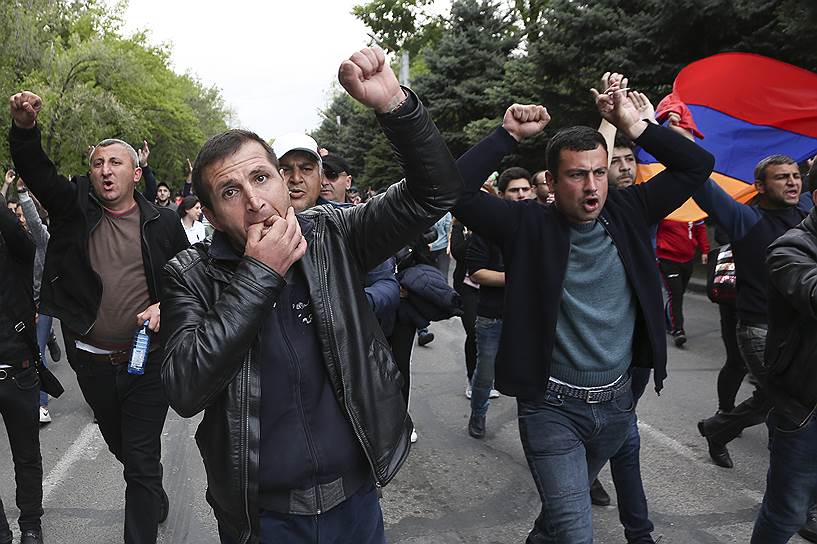 Протестующие на улице в Ереване