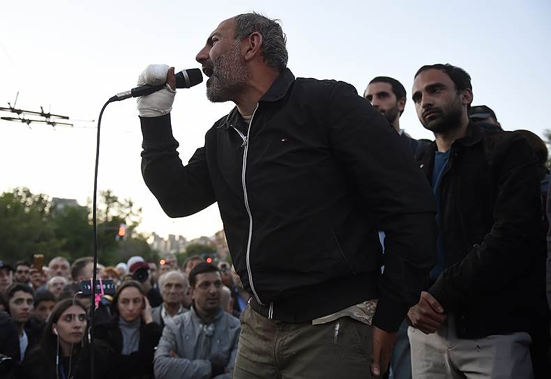 Лидер партии «Гражданский долг» Никол Пашинян (в центре) во время акции протеста в Ереване